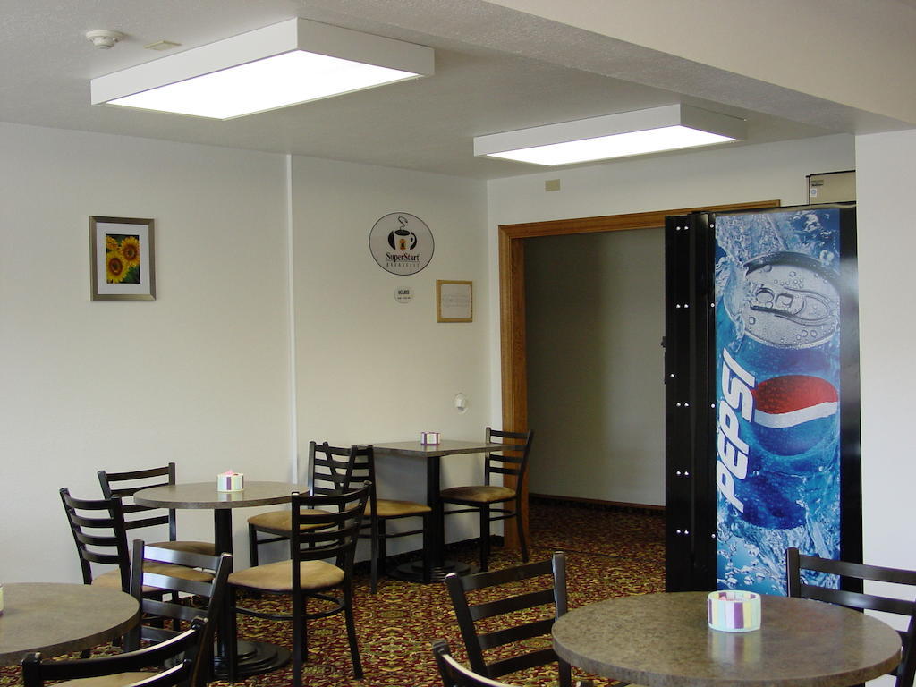 ซูเปอร์ 8 บาย วินด์แฮม แมนแฮตตัน แคนซัส Motel แมนฮัตตัน ภายนอก รูปภาพ